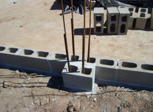 Pilares do muro de blocos de concreto